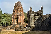 Bakong temple - entrance building of the northern stairway